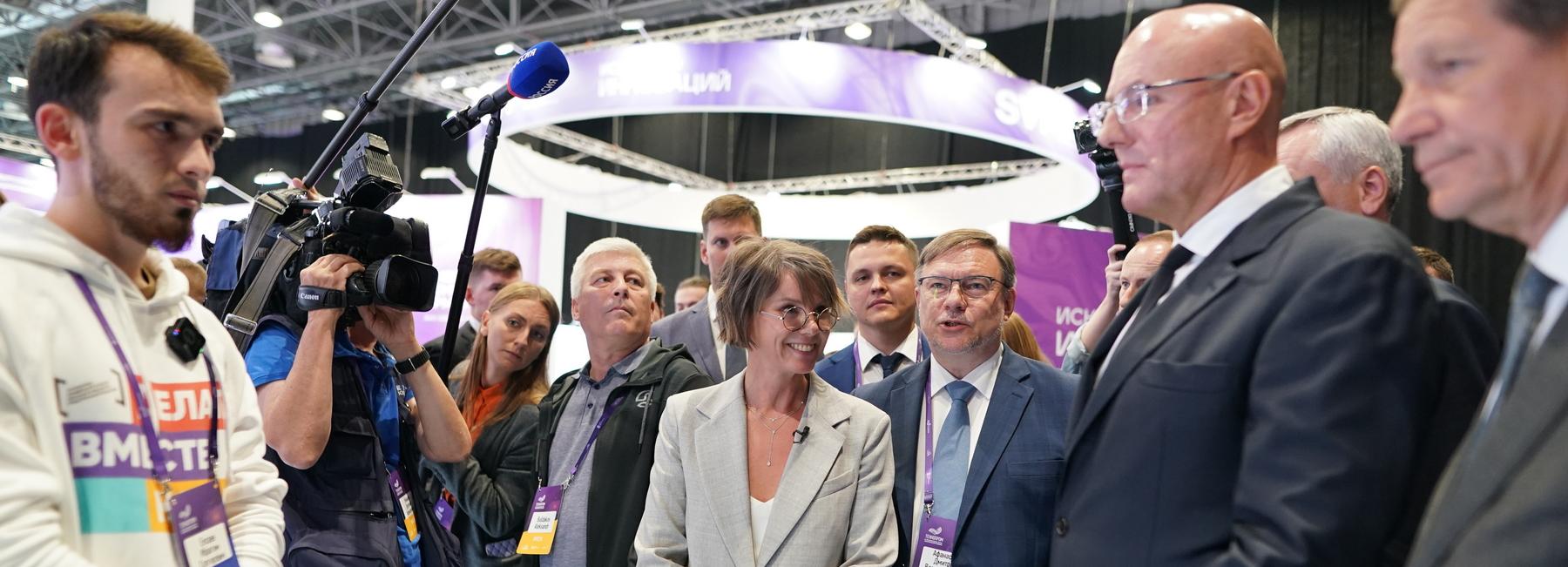 Вице-премьер Чернышенко оценил новосибирский солнечный дом на «Технопроме»