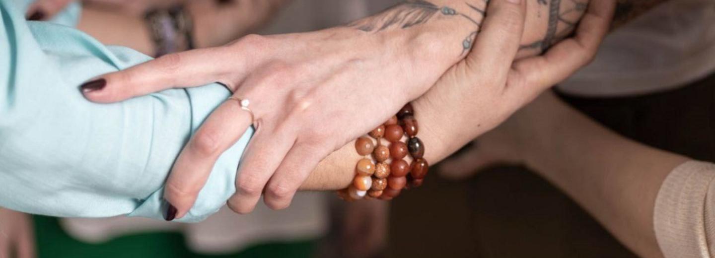 Острые ощущения: зачем новосибирцы стоят на гвоздях и чем это помогает