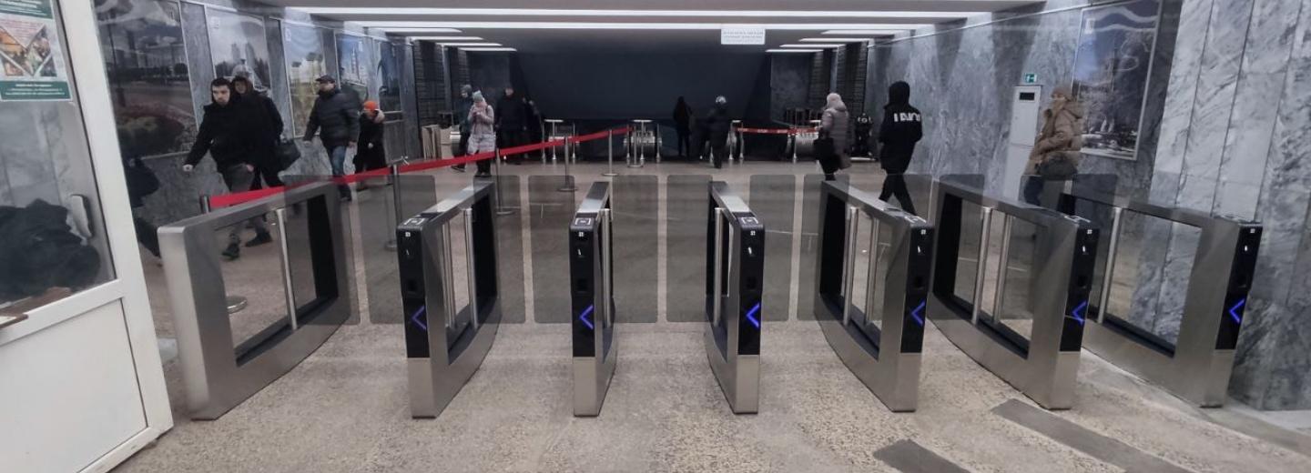 Турникеты в новом дизайне установят на станции «Площадь Ленина»
