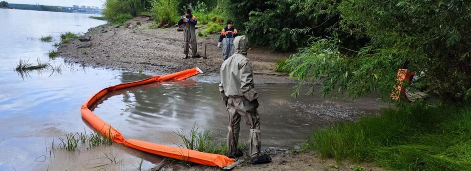 Радужные пятна появились на Оби в Новосибирске из-за сливной трубы