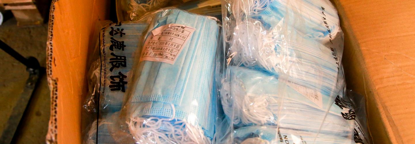 100 тысяч защитных масок ежедневно производят в Новосибирской области