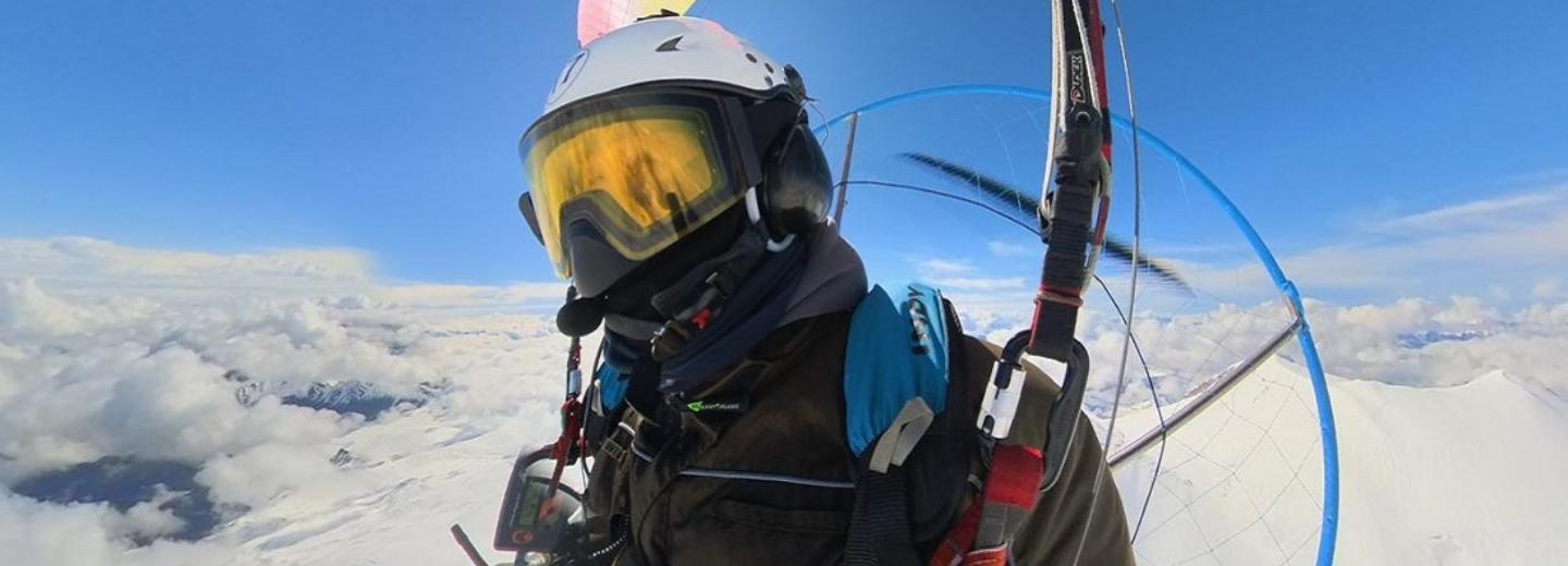 С погодой повезло: новосибирец пролетел над Эльбрусом на мотопараплане