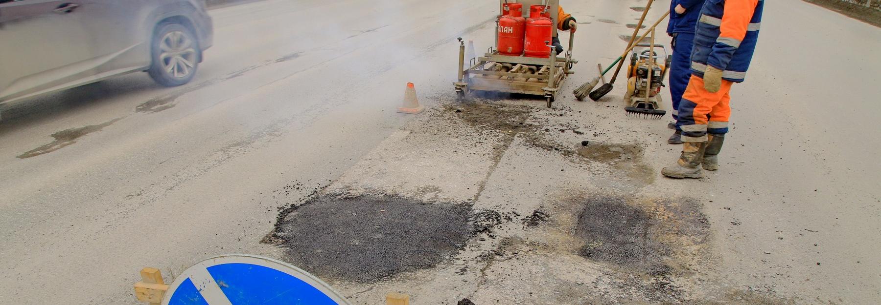 15 тонн холодного асфальта засыпали в ямы на дорогах Новосибирска