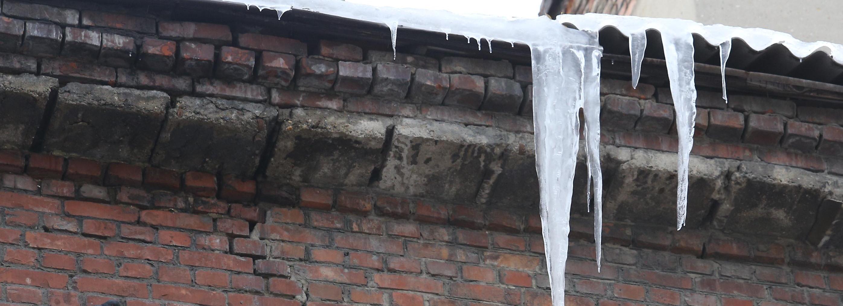 Услышал шум — прижмись к стене: спасатели дали советы в оттепель