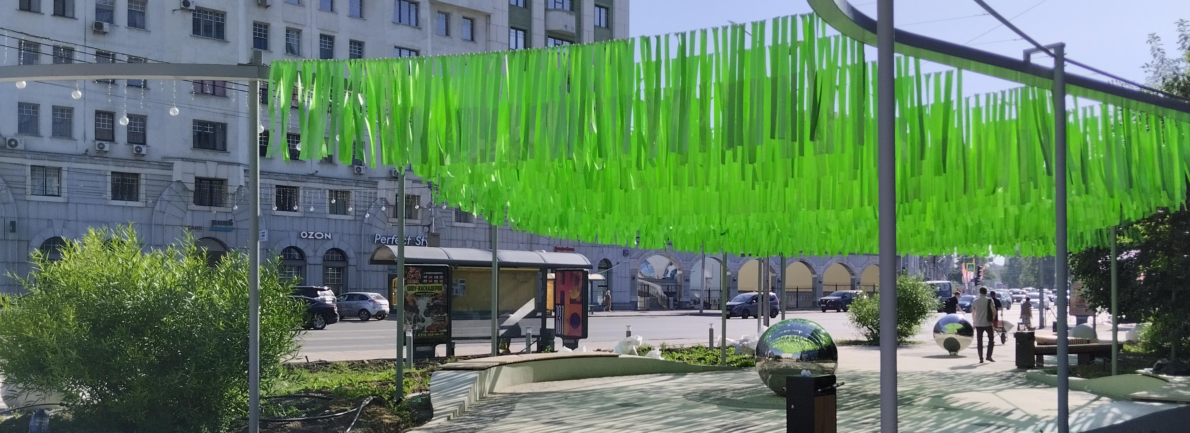 Ярко-зелёные потолки растянули над сквером «Крылья Сибири»