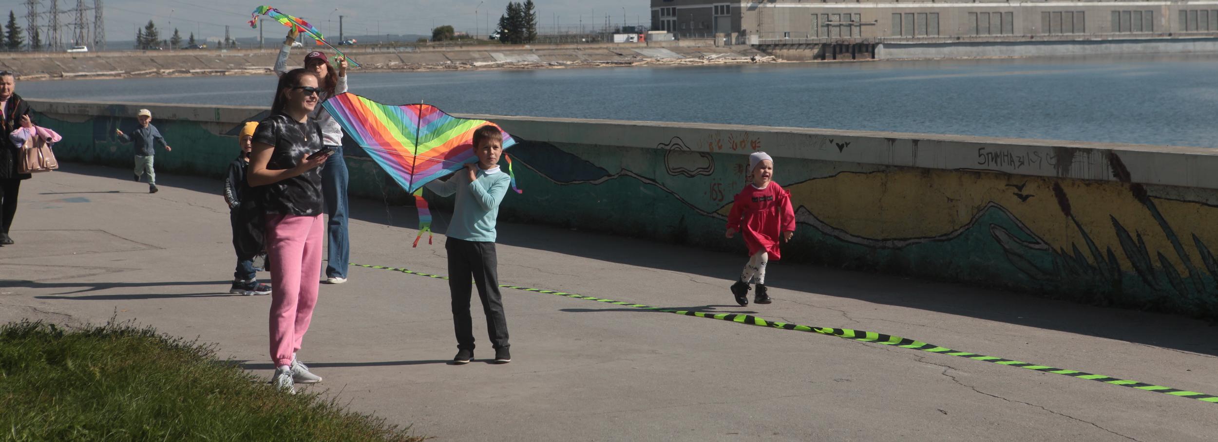Разноцветные воздушные змеи взмыли в небо над ОбьГЭСом