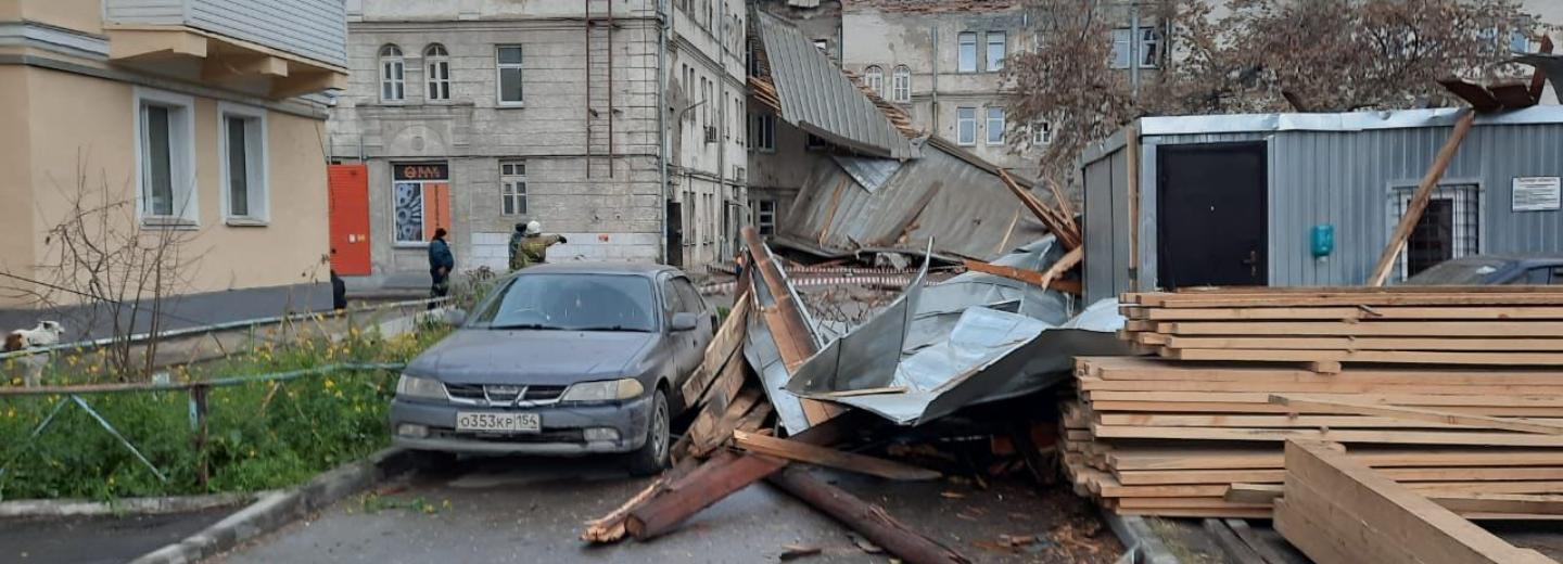 Сорванная с общежития крыша повредила две машины на Станционной