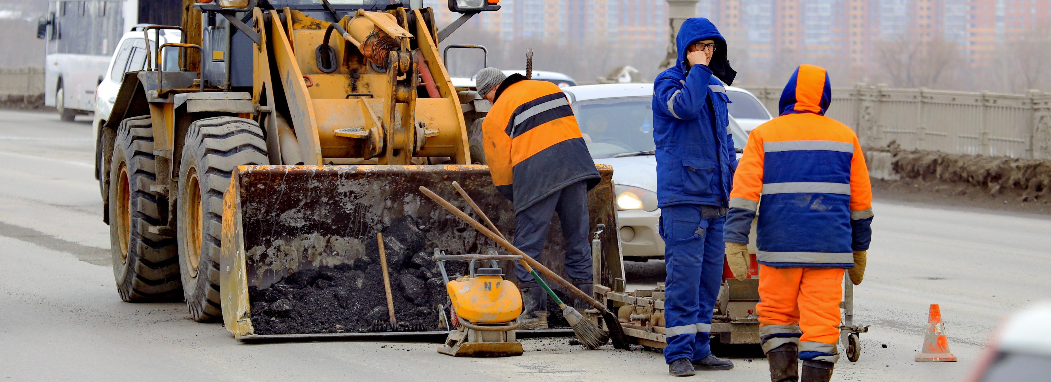 Аэродромной смесью будут латать дороги Новосибирска в межсезонье