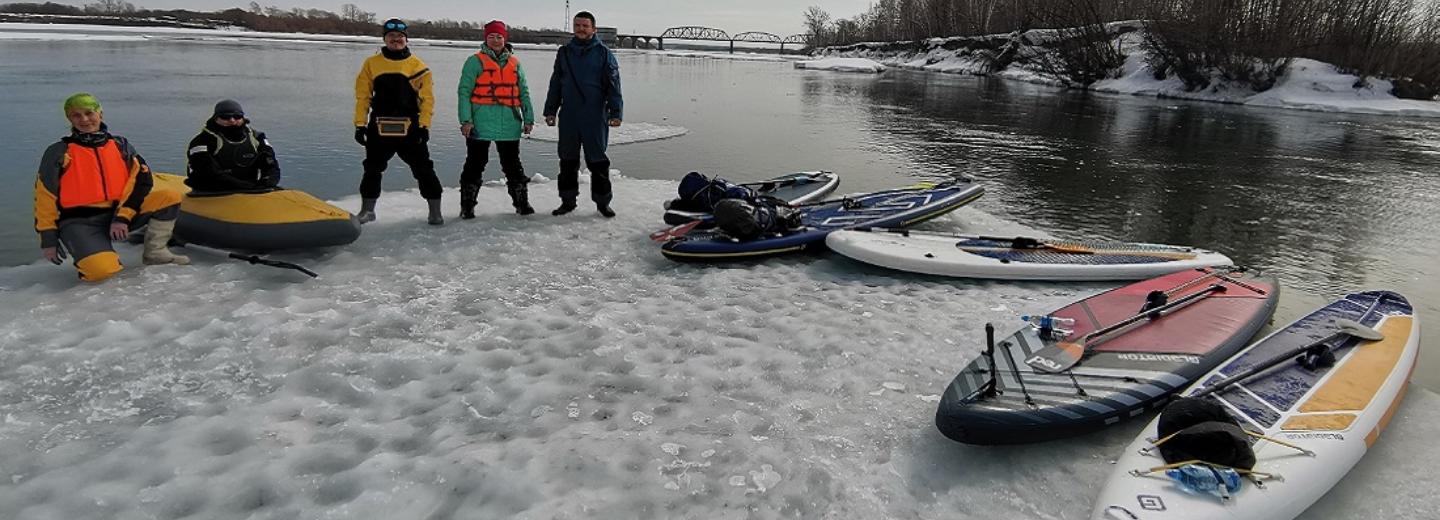 «Приятная разминка»: новосибирские экстремалы объяснили заплыв на льдине