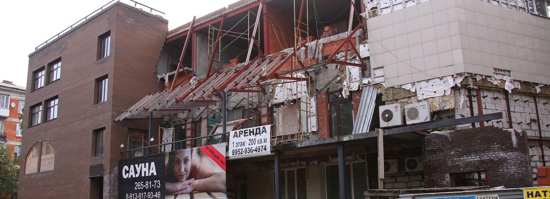 Пристройка к бывшему кинотеатру «Космос» загорелась на Богдашке