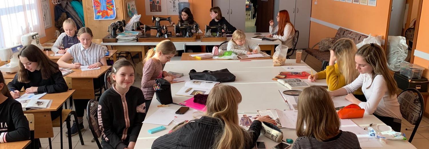 Школьница-дизайнер из Новосибирска поедет на модный показ в Москву