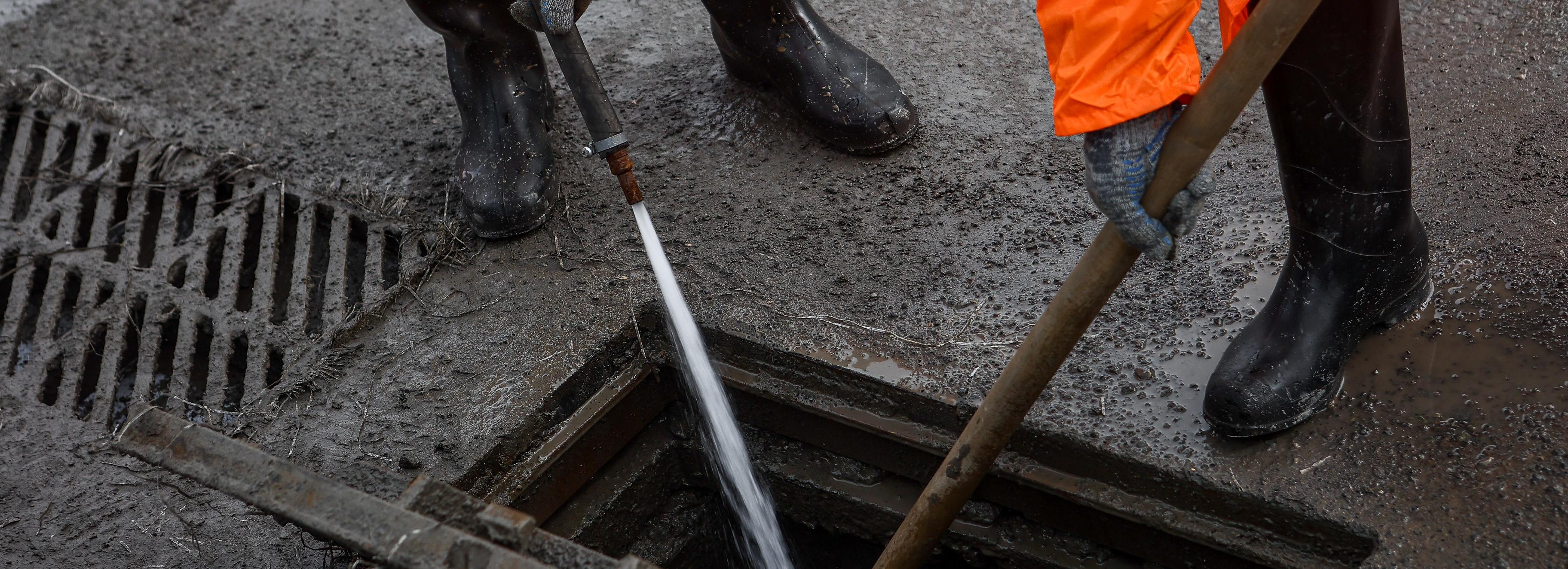 Сотни ливнёвок прочистили в Октябрьском районе по поручению мэра