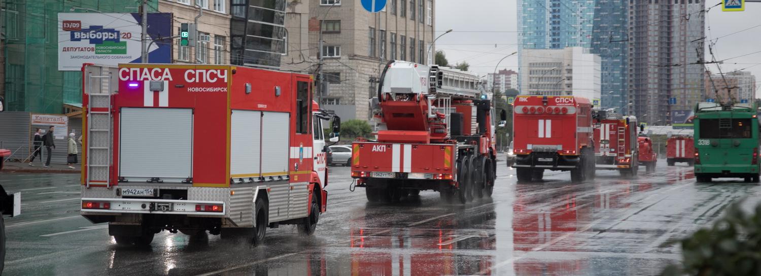 Раритетный пожарный грузовик 1947 года проехал по Новосибирску