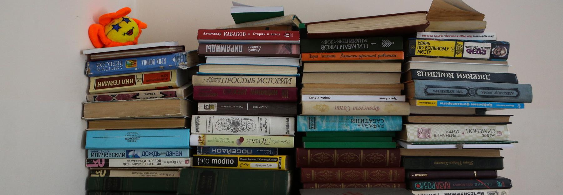 Стеклянный шкаф для буккроссинга поставили в парке на Первомайке