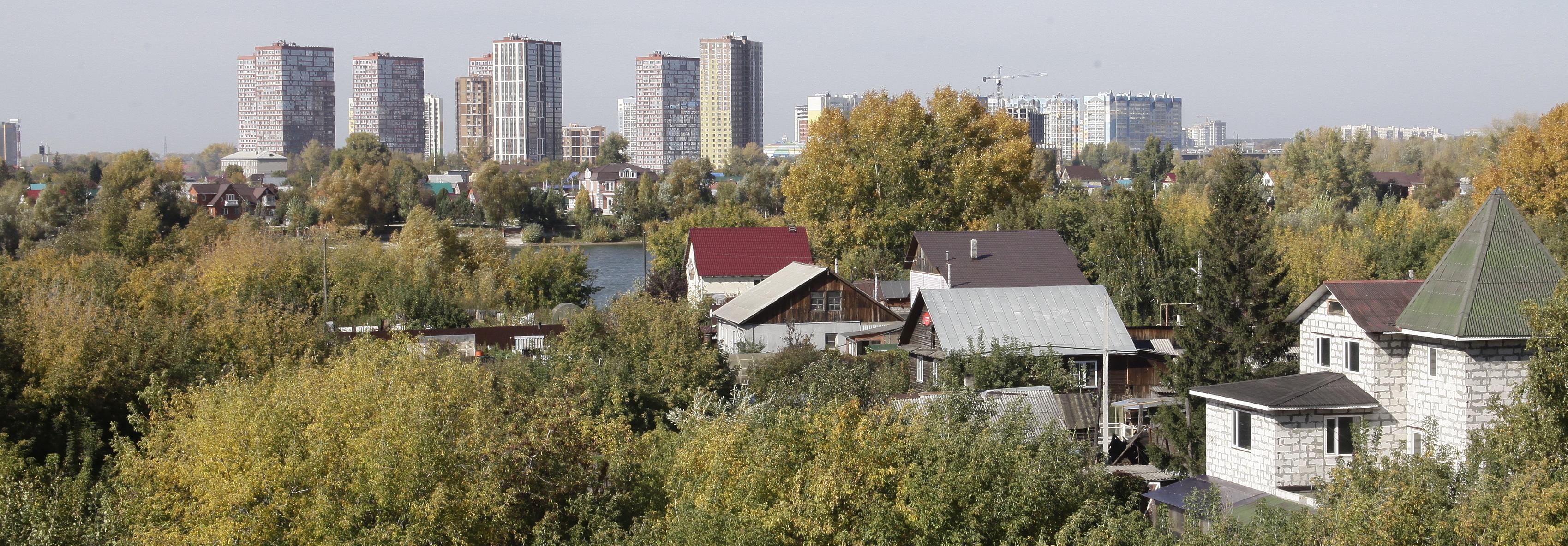 Золотая осень на Лесоперевалке: особняки, хижины и зеркальные небоскрёбы