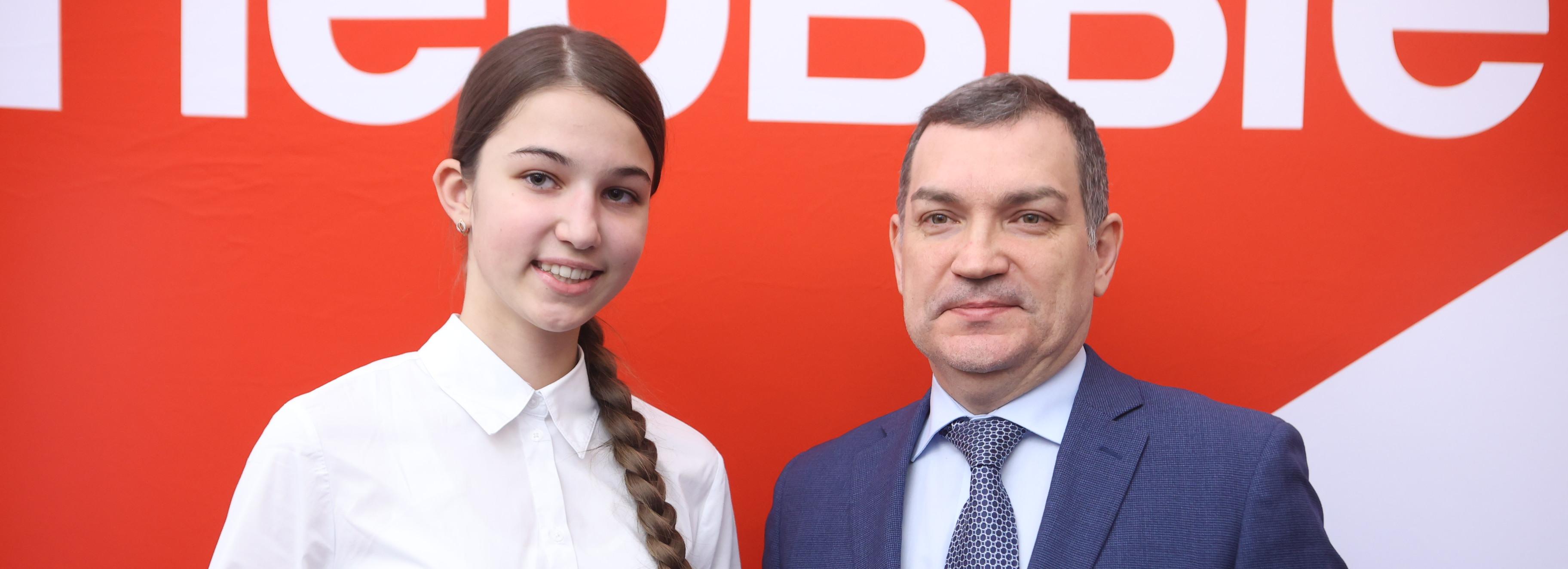 Мэр Кудрявцев вручил паспорта ещё 46 участникам «Движения первых»