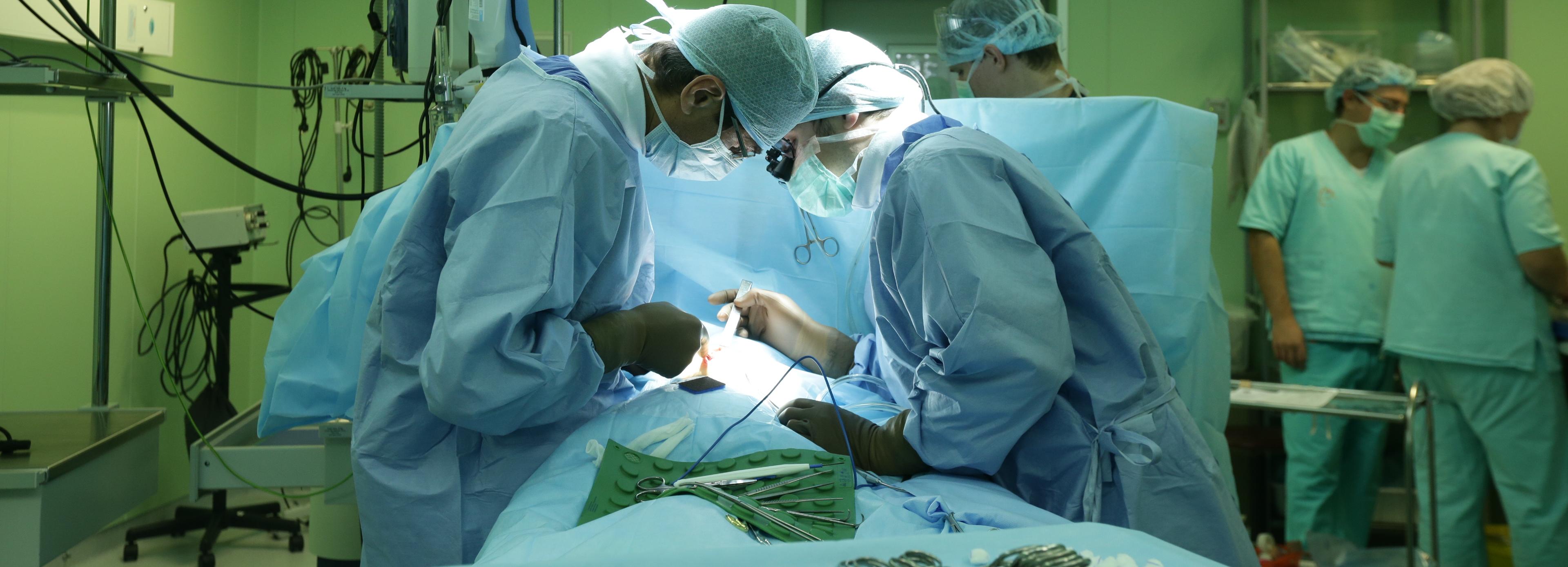 Двоих мужчин с очень редкой опухолью спасли новосибирские онкологи