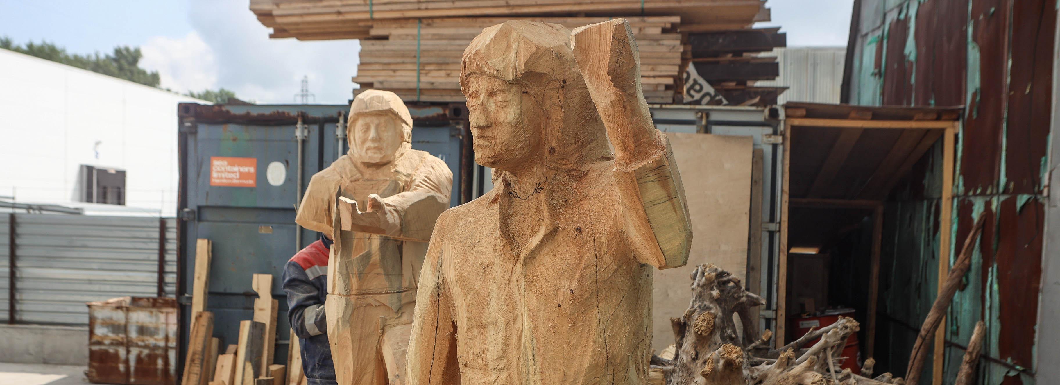 Муравейник живёт: фестиваль деревянных скульптур открыли в «Цой Парке»