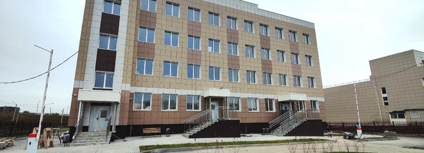 Четырёхэтажную поликлинику в виде буквы «Н» достроили в Оби