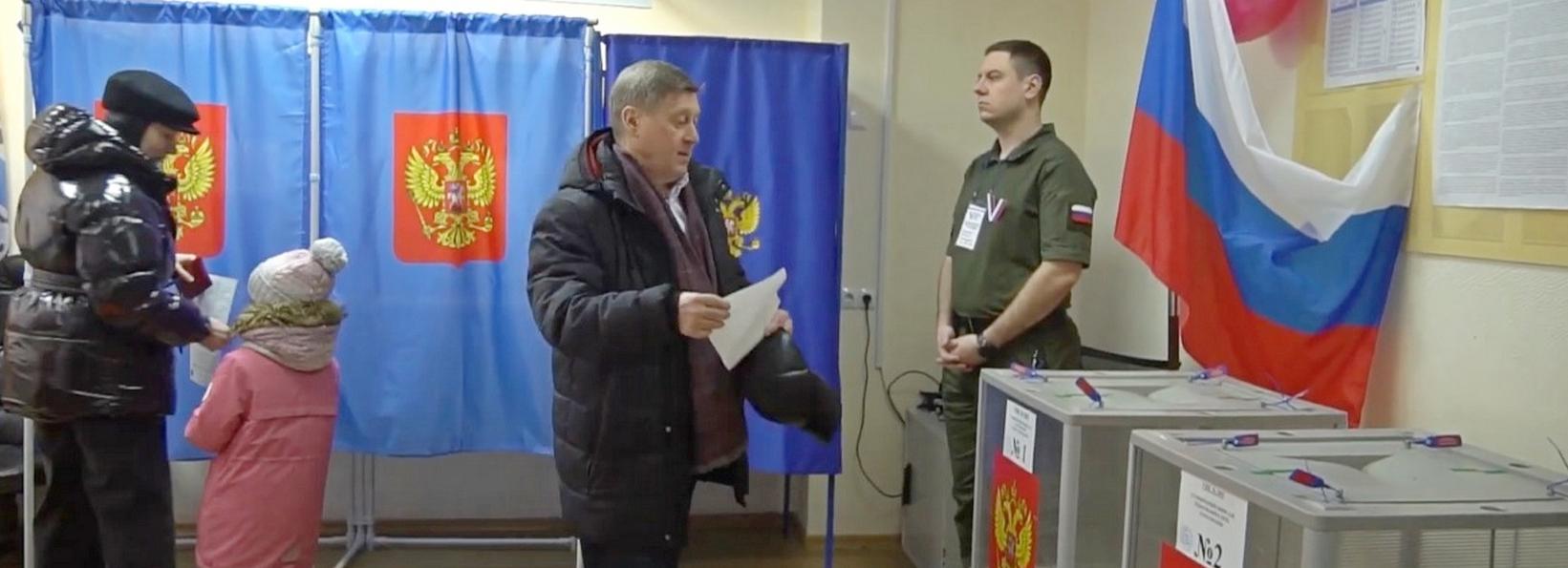 Экс-мэр Новосибирска Анатолий Локоть проголосовал на выборах президента