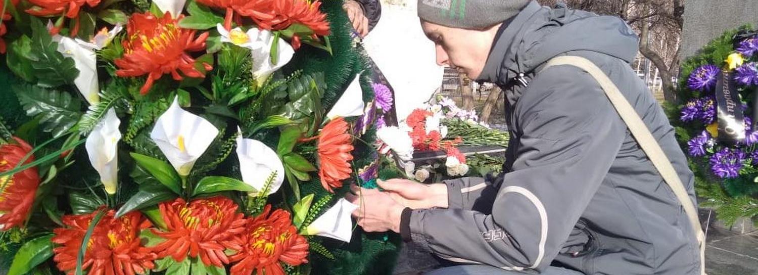 Новосибирцы принесли цветы к памятнику жертвам политических репрессий