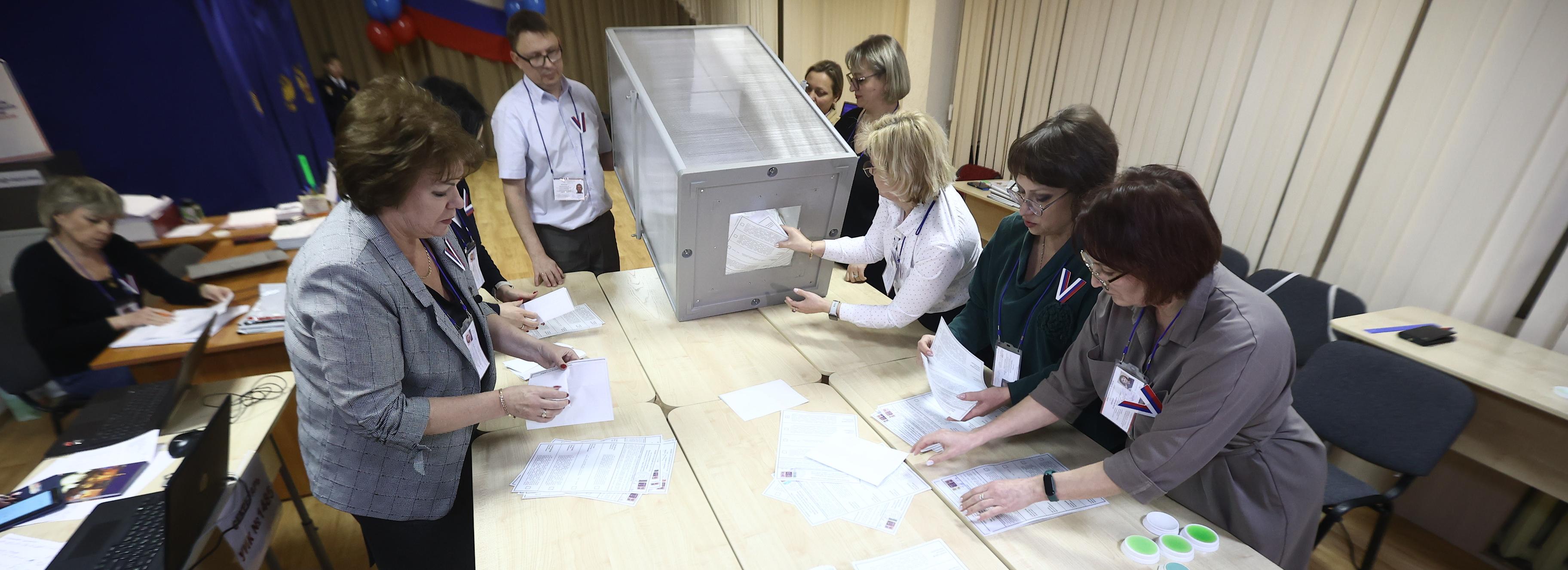 Что происходит за закрытыми дверьми избирательных участков: фоторепортаж