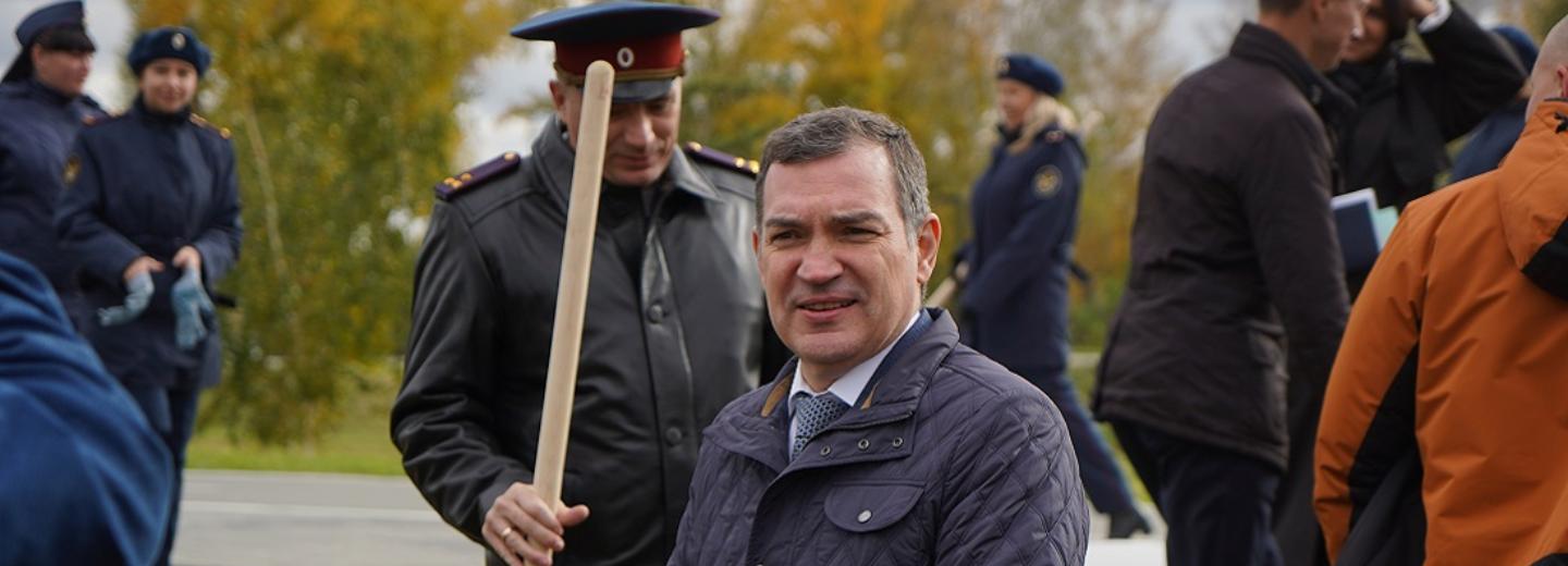 Мэр Кудрявцев и сотрудники ГУФСИН высадили 145 сосен в парке «Арена»