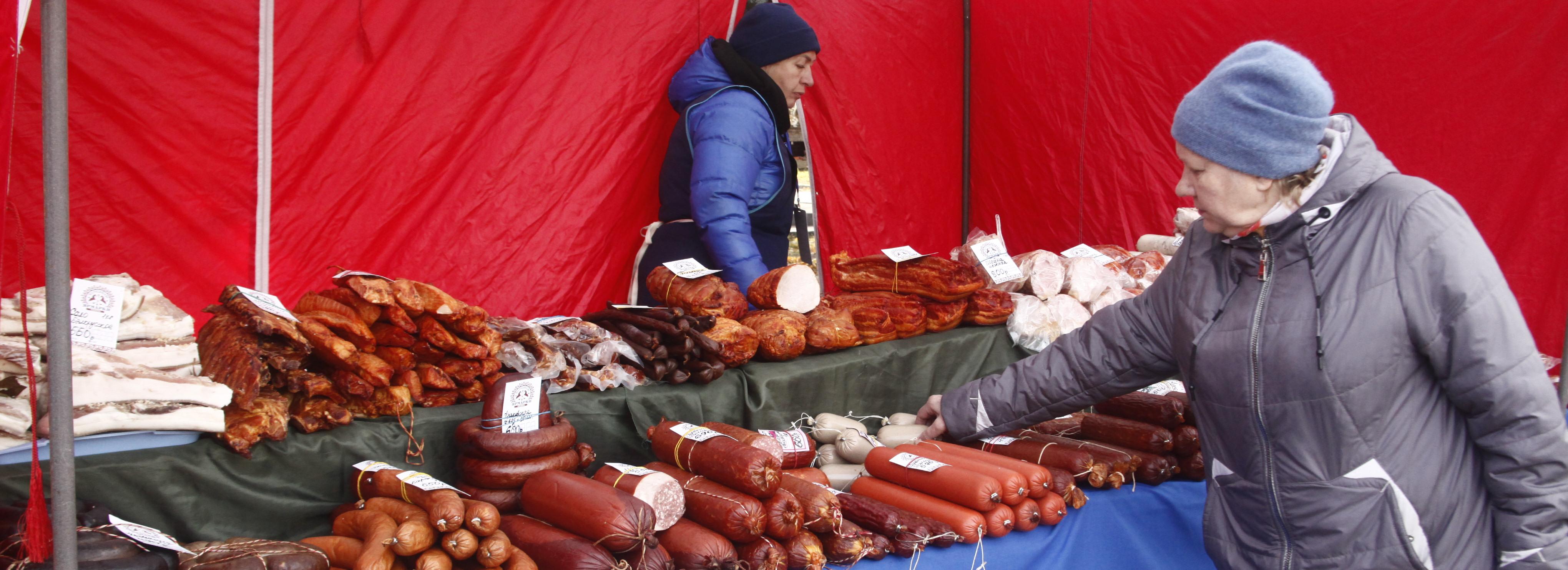 Новосибирцы выстроились в очереди за колбасами и сырами у ДК Горького