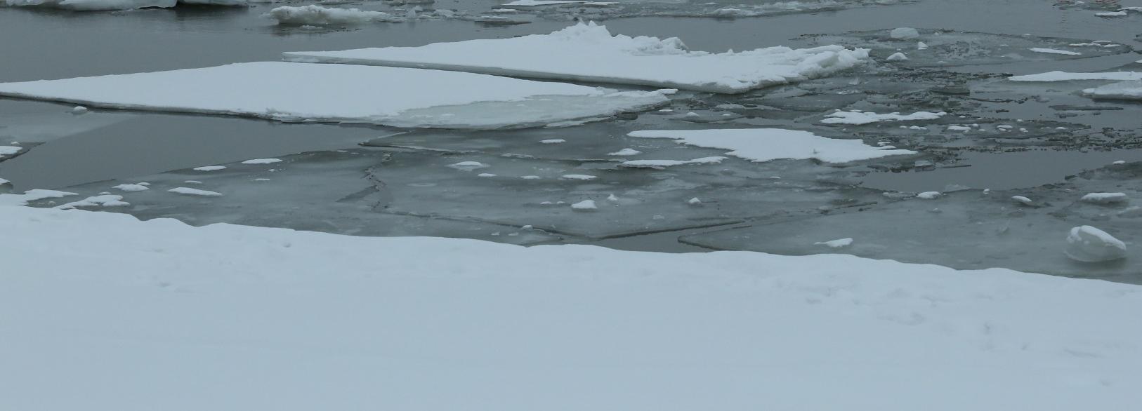 Прыгающих по льдинам подростков заметили на ОбьГЭСе