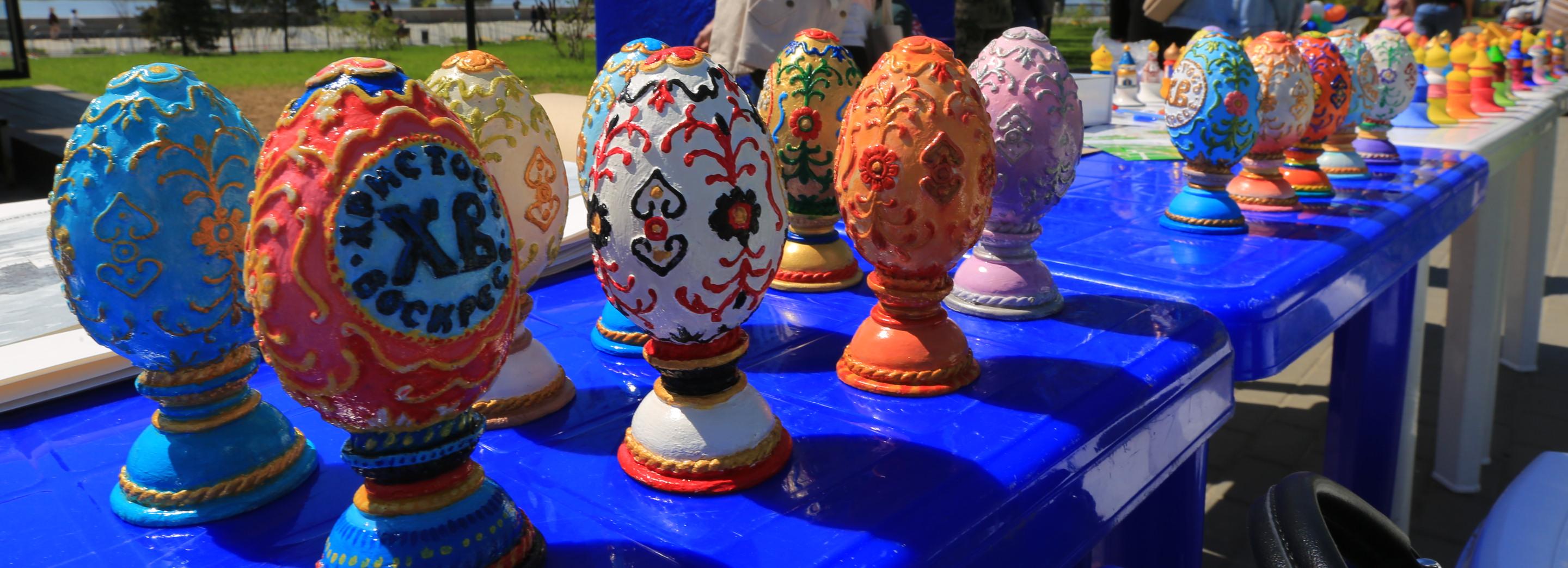 Пасхальный фестиваль: новосибирцы расписали яйца под звон колоколов