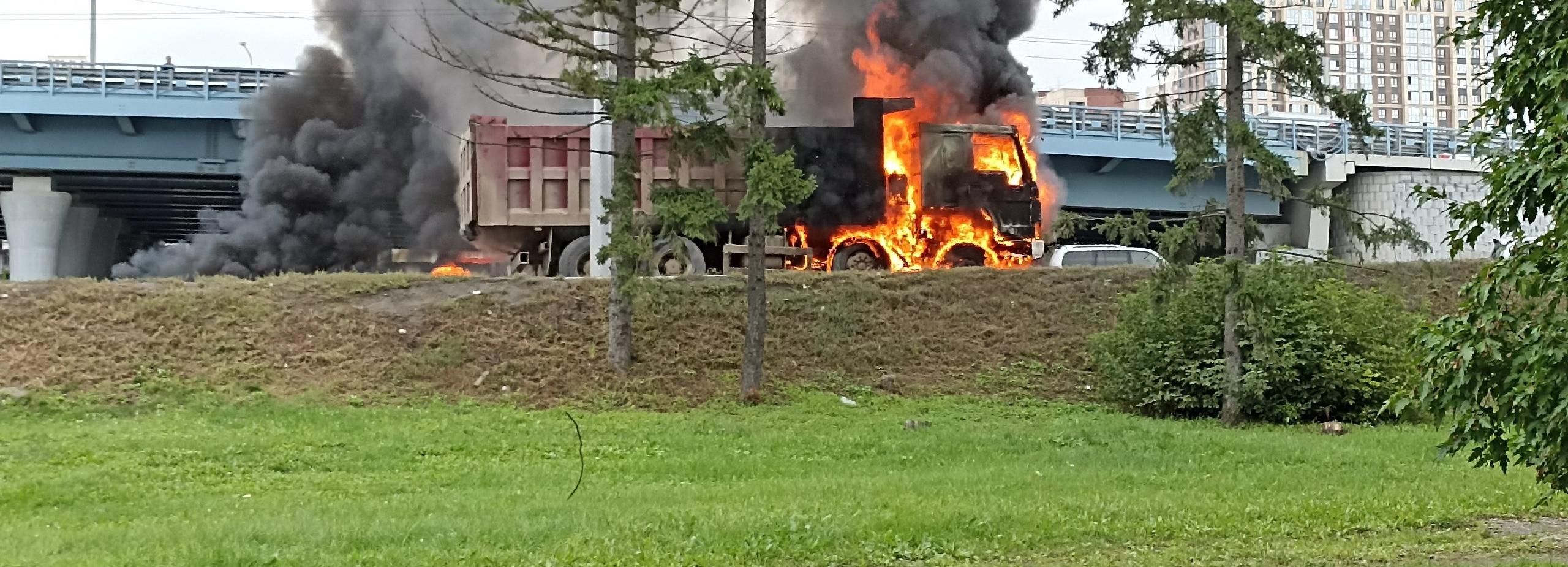 В Новосибирске возле стройки 4-го моста загорелся самосвал: видео