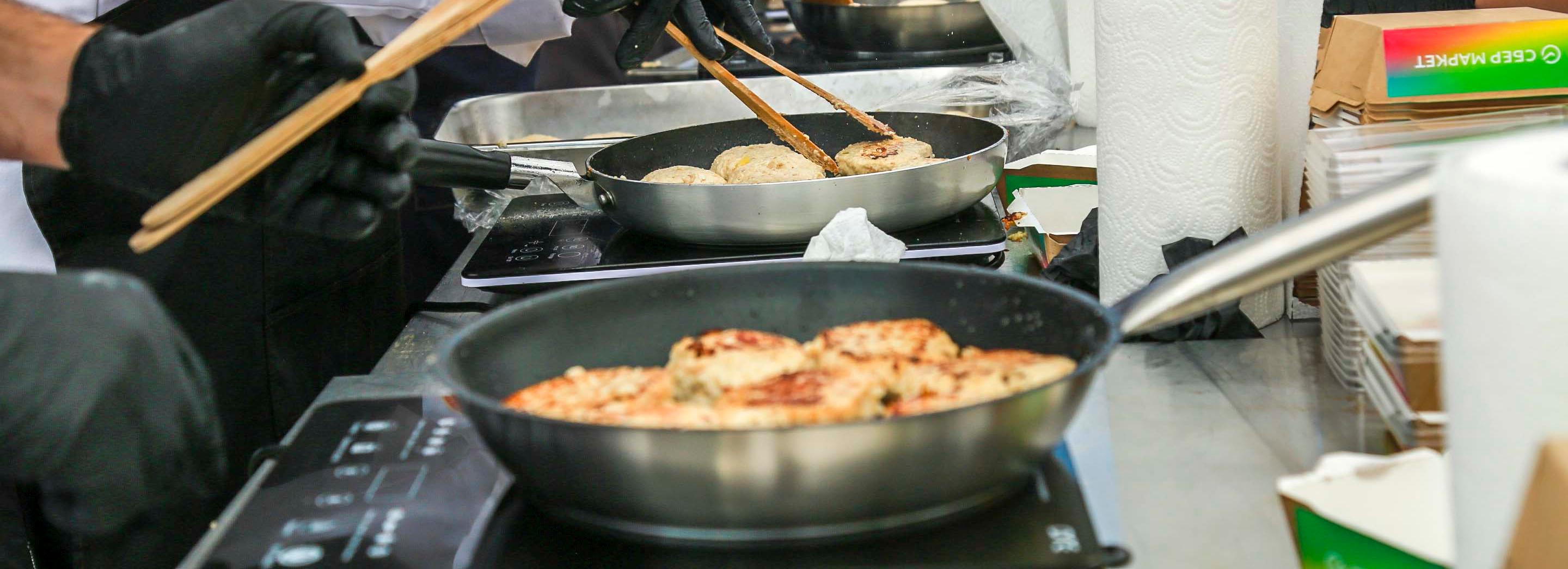 Рекордные 1130 порций биточков из щуки приготовили в Новосибирске