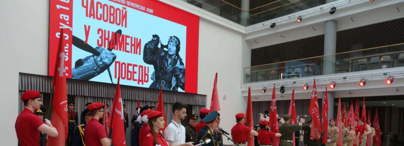 Новосибирские школьники встанут на вахту у копий Знамени Победы