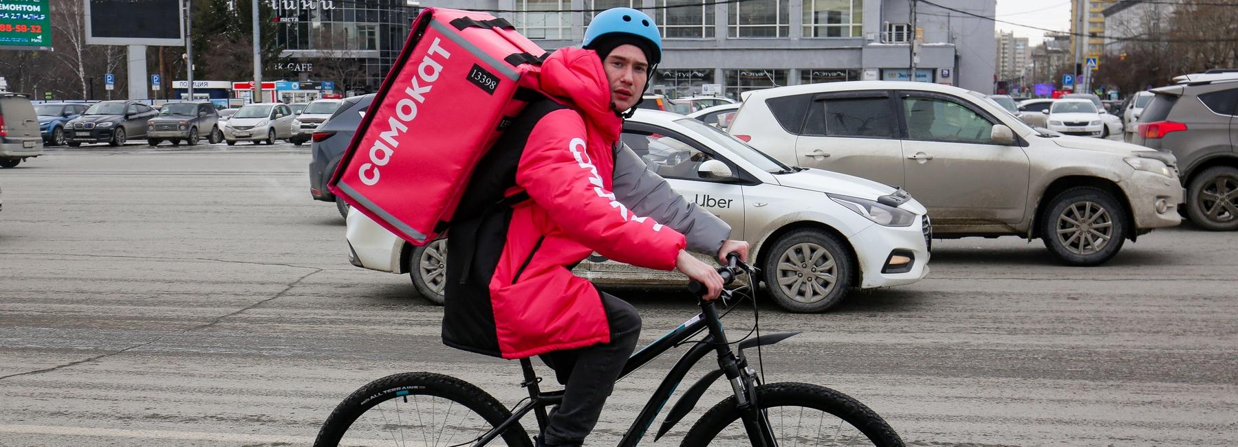 Курьеры с розовыми сумками и в голубых шлемах появились в Новосибирске
