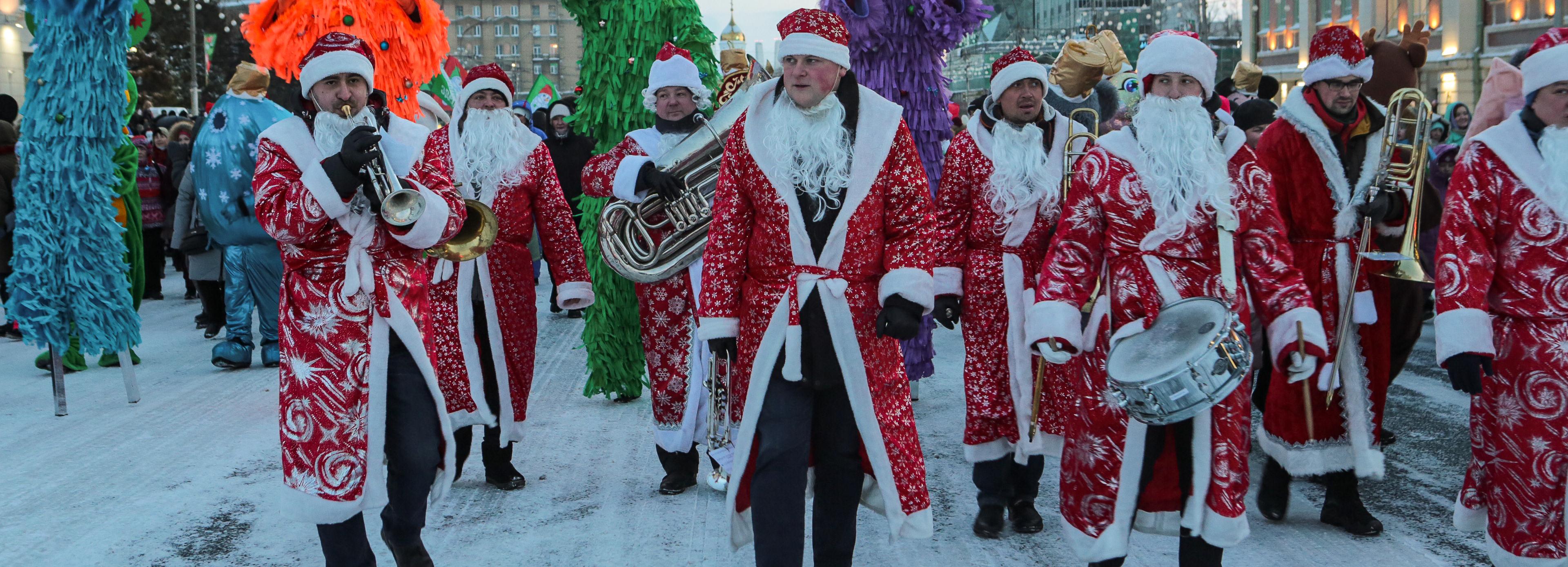 Новогодний парад с оркестром Дедов Морозов прошёл по центру Новосибирска