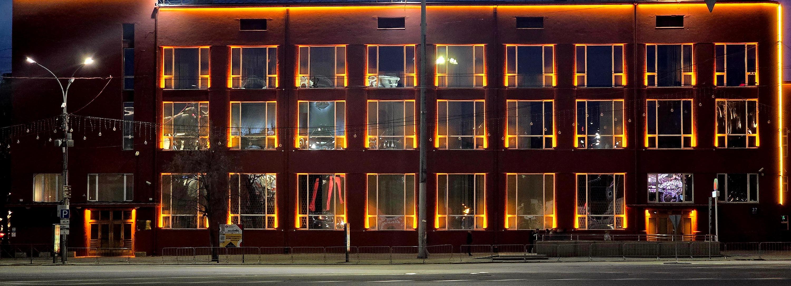 Архитектурную подсветку включили на здании Госбанка в центре Новосибирска