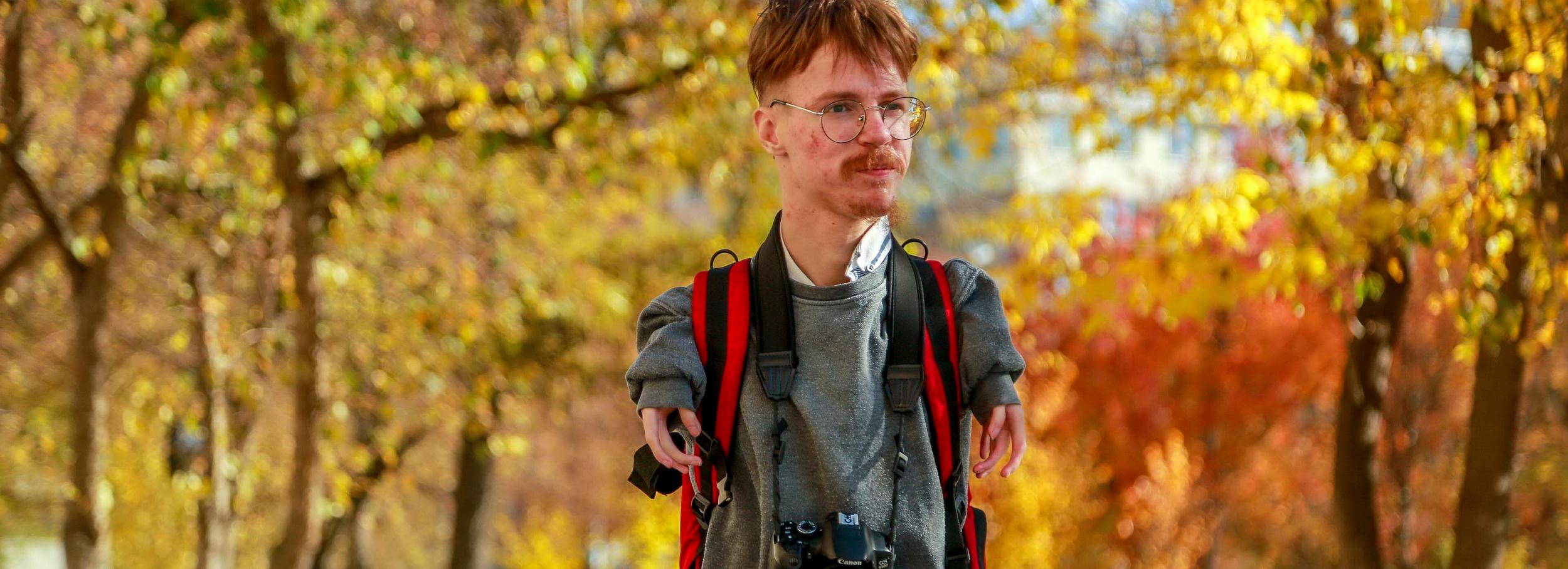 «Относительно счастлив»: как юный фотограф без рук снимает Новосибирск