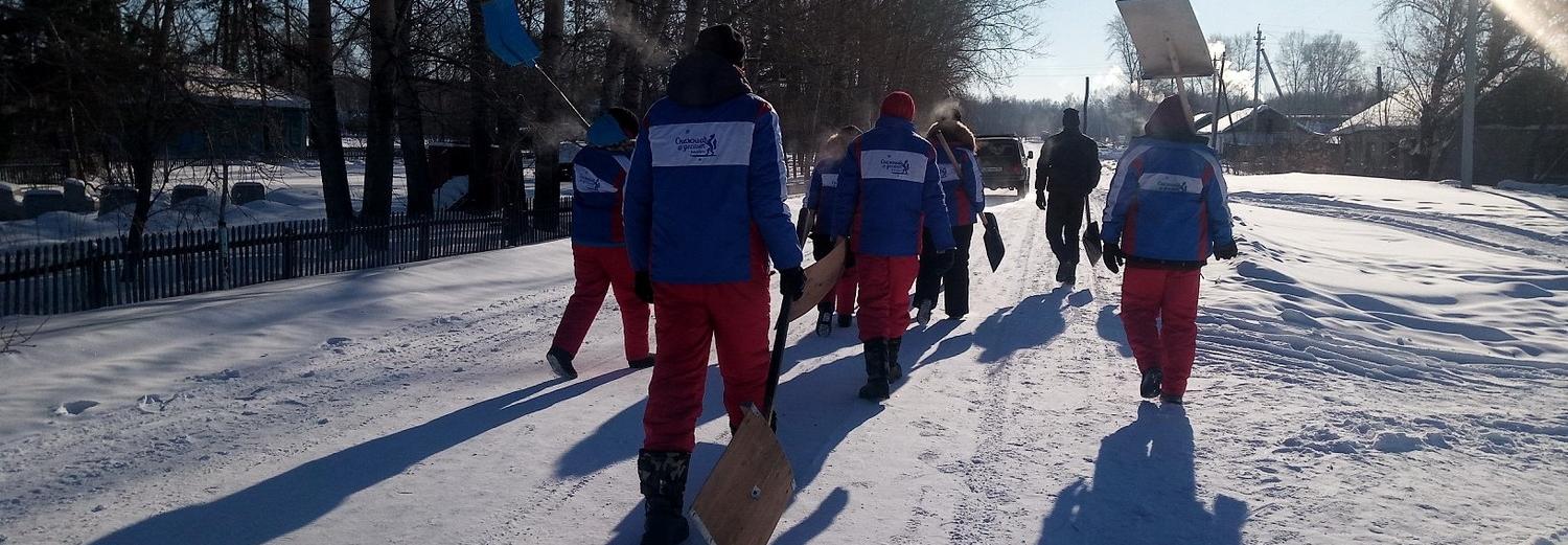 «Снежный десант» расчищает метровые сугробы во дворах пенсионеров