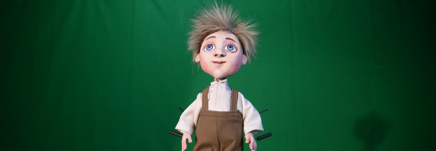 Актёры-кукловоды спрятались за сцену в спектакле о войне в Новосибирске