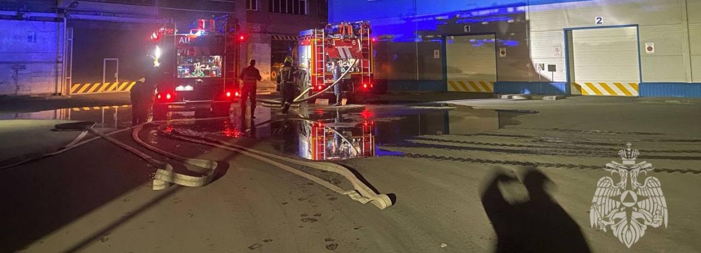 Большой цех с газовыми баллонами загорелся на Бетонной в Новосибирске