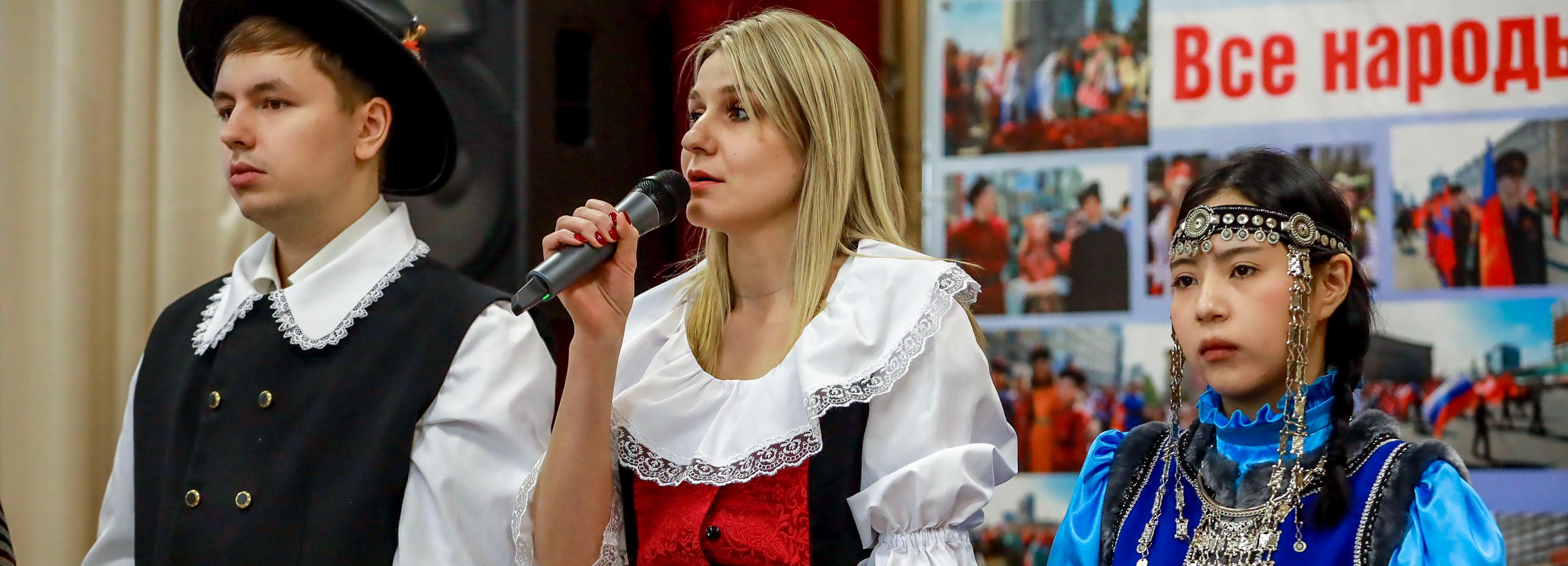 Новосибирцы в национальной одежде героев войны поедут в сельские районы