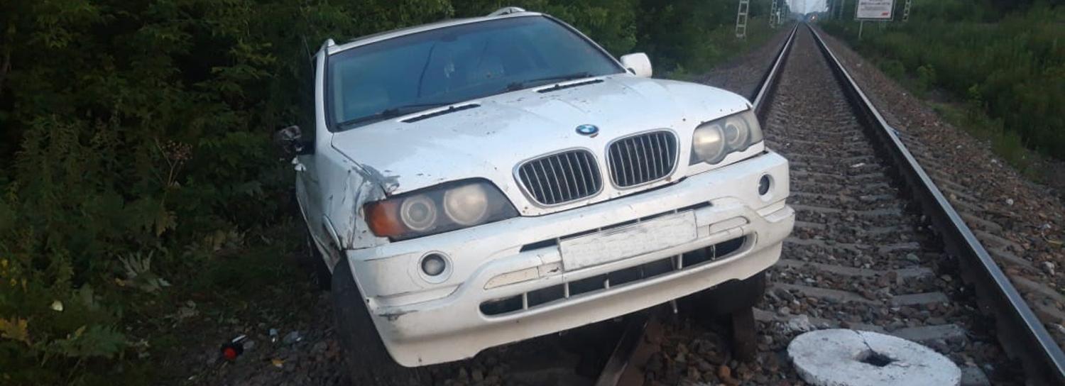 Брошенный BMW нашли на железнодорожных путях под Новосибирском
