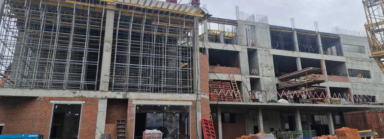 Монтаж витражей начали на пристройке к экономическому лицею на Крылова