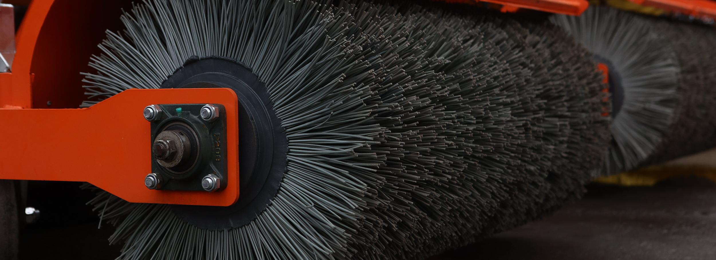 Спецтехника вышла на загородные трассы для борьбы с гололедицей