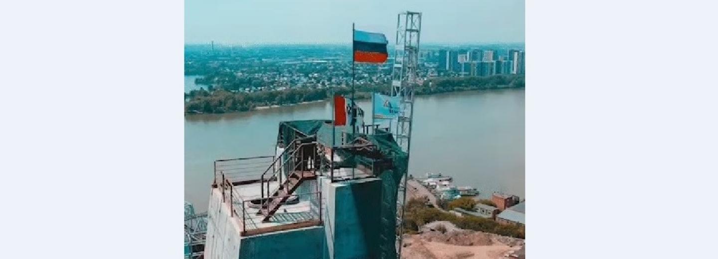 Флаг России подняли на 114 метров в Новосибирске 12 июня
