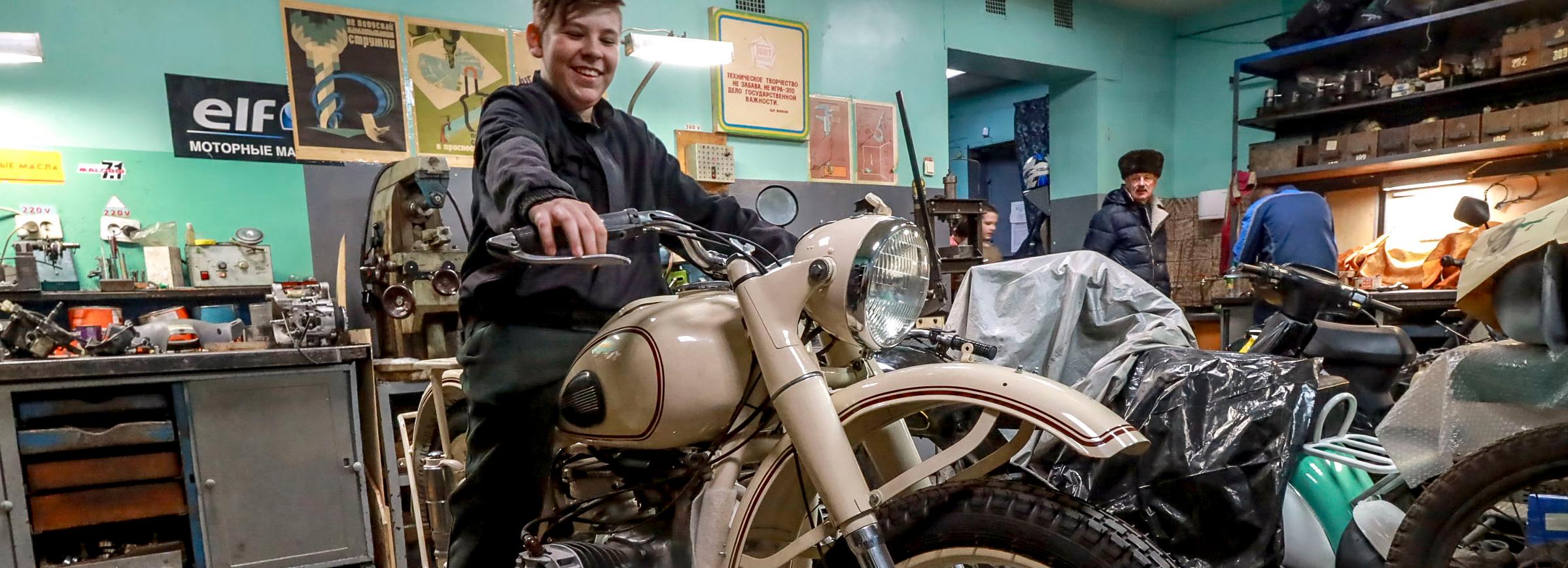 Собирает Самоделкиных с 1964 года: чем живёт клуб юных техников СО РАН