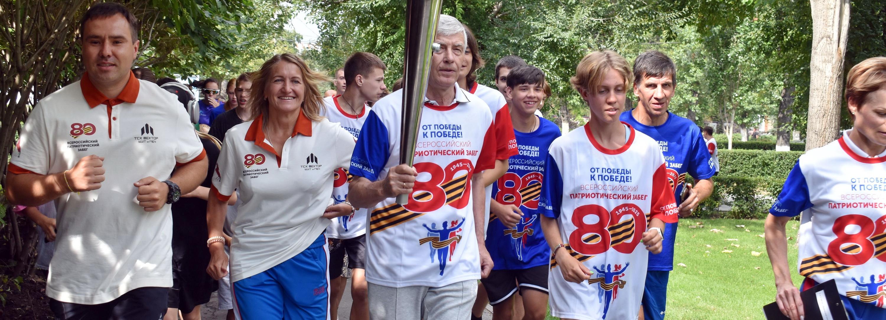 1418 метров пробежали новосибирцы с Факелом Победы