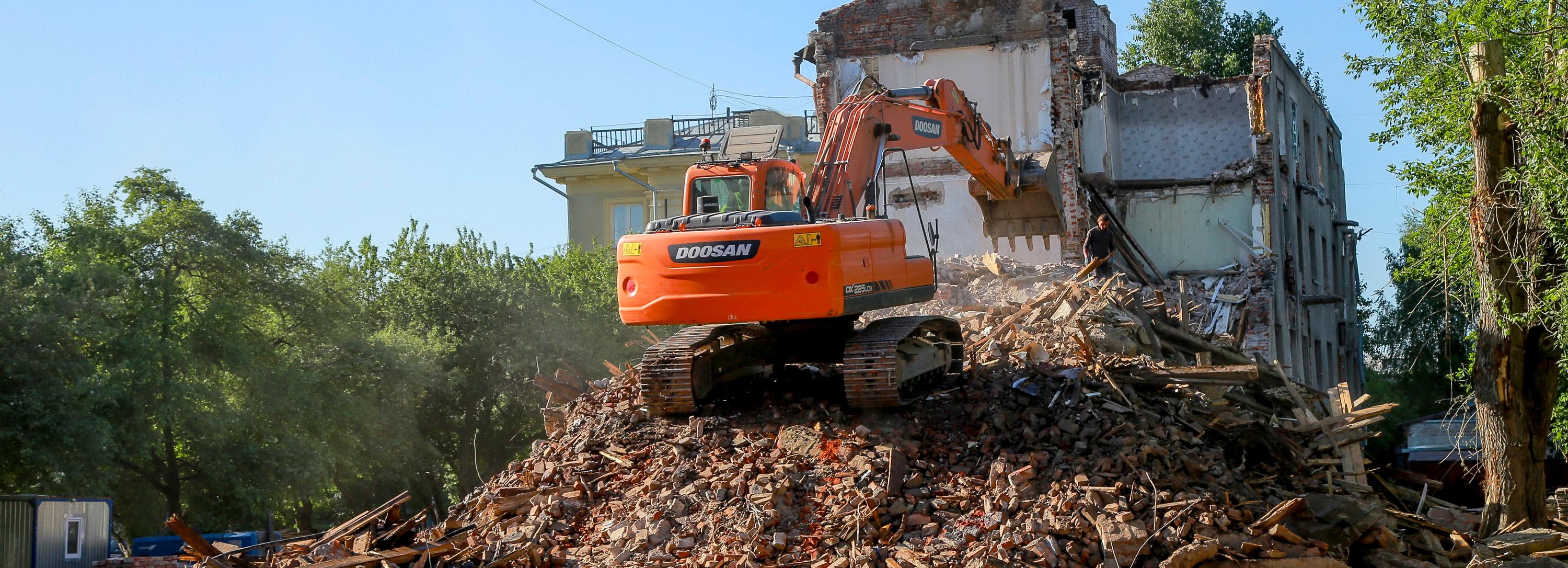Сносят четырёхэтажку в соцгородке у Монумента Славы — фото с площадки