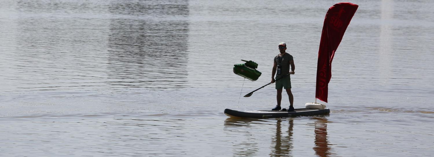 Заплыв на сапбордах с собакой-поводырём устроили на Оби