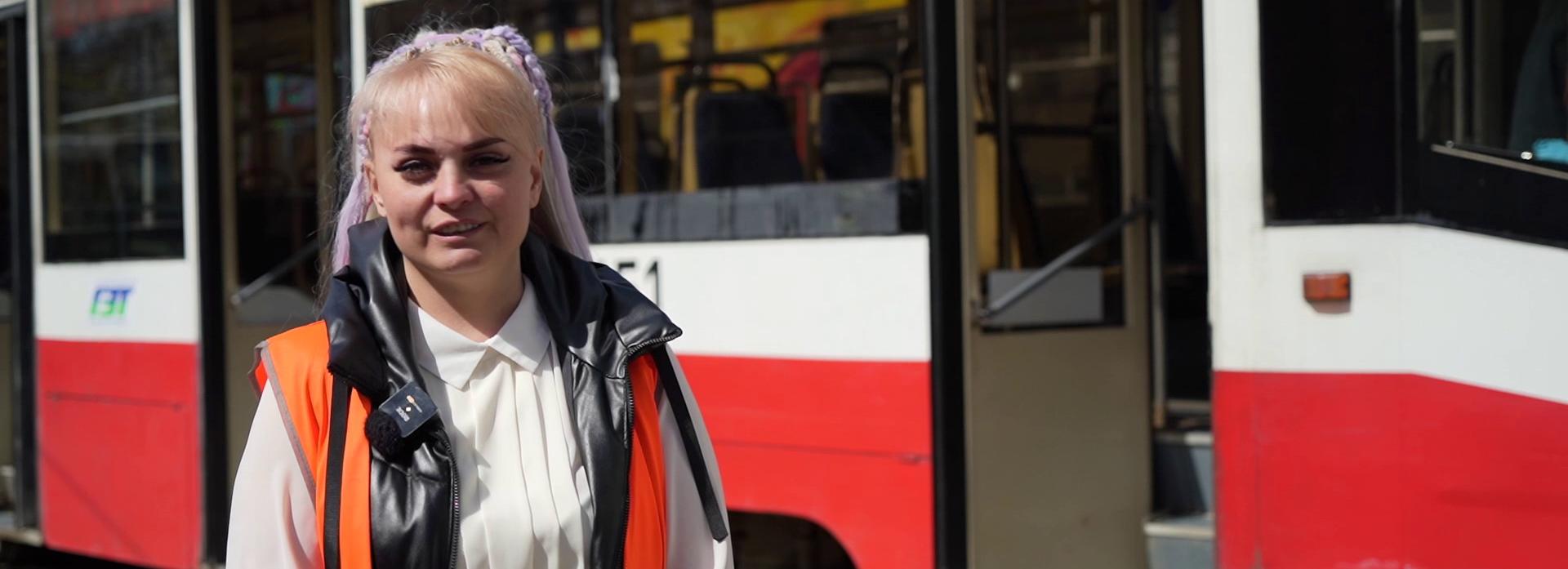 Работа мечты: потомственная водитель возит новосибирцев на трамвае